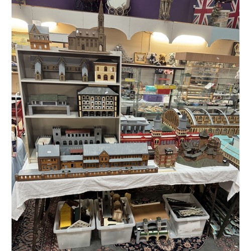 192 - An impressive collection of HO gauge model railway German buildings including Statons Castle, Brande... 