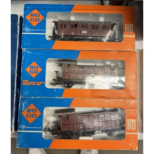 52 - A Fleishmann HO4884 part train set & 3 boxed Roco goods wagons no 4206, 4210, 42075