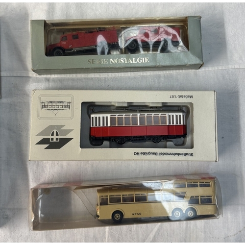 76 - A quantity of boxed HO gauge plastic diecast vehicles including Britania, Oxford, Diecast etc