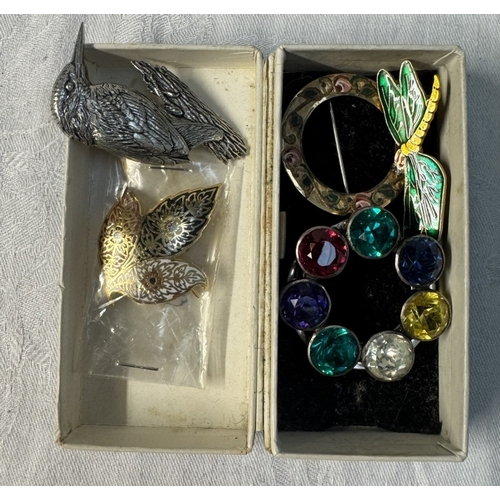 101 - A mixed lot of brooches including enamel