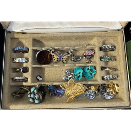 92 - A good lot of assorted costume jewellery