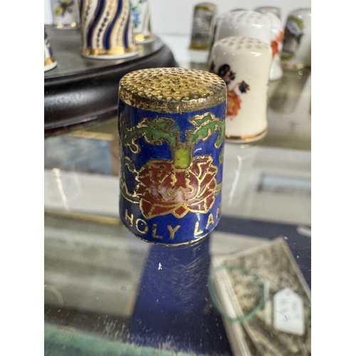 1147 - A thimble stand with 15 Royal Crown Derby thimbles & A quantity of loose thimbles. (Approximately 29... 