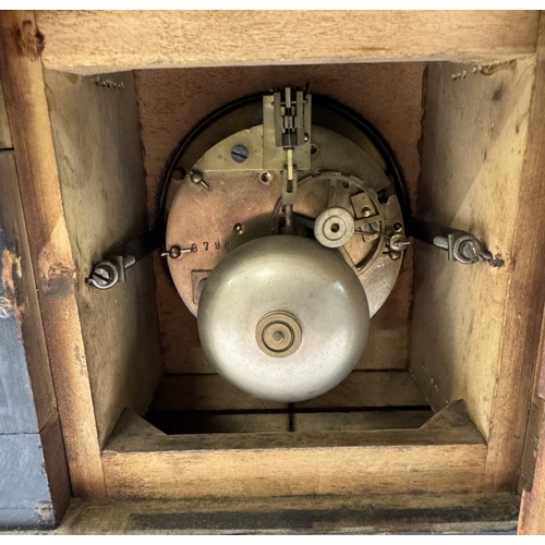 1330 - An Edwardian mantle clock with key & pendulum