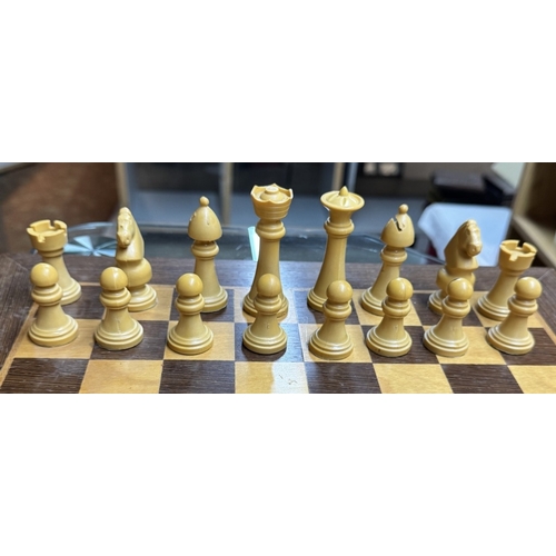 1335 - A chess set & board (Black Queen A/F)