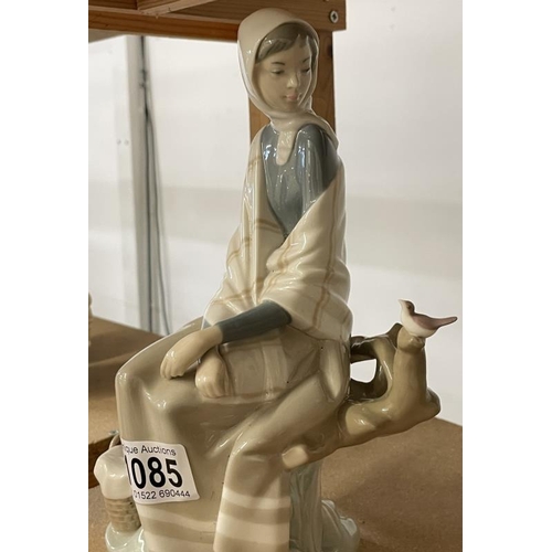 1085 - A Lladro lady with bird.