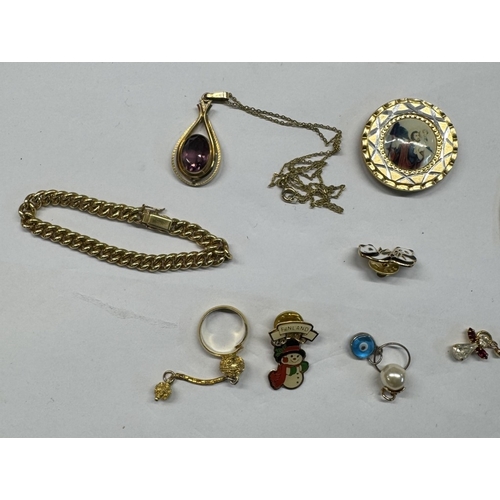 1168 - A mixed tray of costume jewellery, badges, pins, articulated fish & Chinese dragon etc.