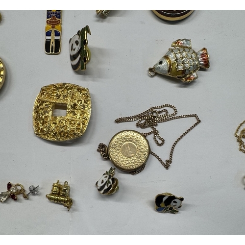 1168 - A mixed tray of costume jewellery, badges, pins, articulated fish & Chinese dragon etc.