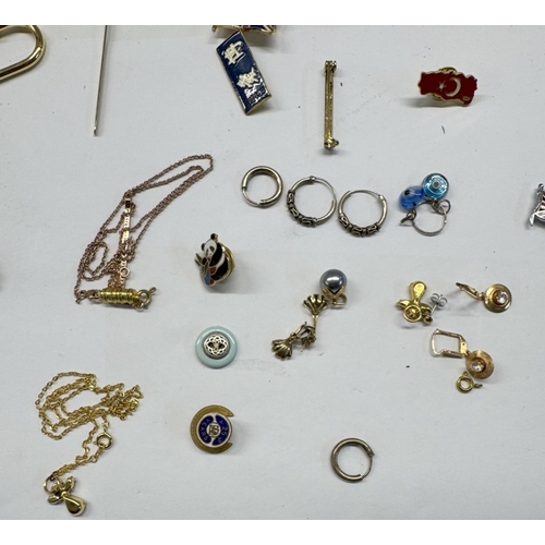 1168 - A mixed tray of costume jewellery, badges, pins, articulated fish & Chinese dragon etc.