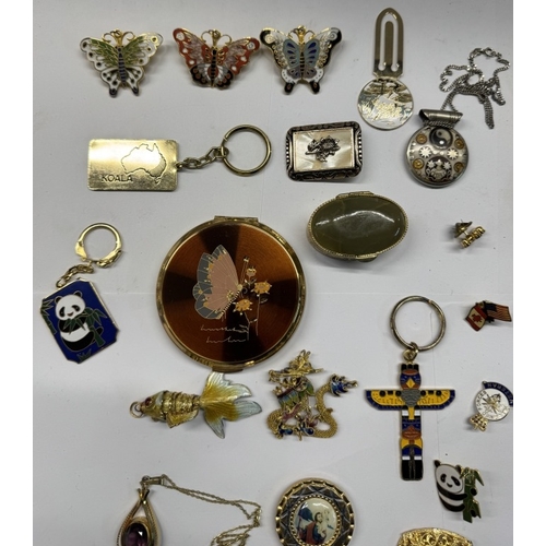 1168 - A mixed tray of costume jewellery, badges, pins, articulated fish & Chinese dragon etc.