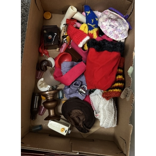 318 - A good lot of Sindy boxed items , Bussy, wardrobe, dressing table etc. plus garden furniture, Dolls,... 