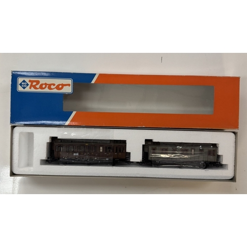 324 - 4 Roco HO 44013 twin packs & a Lima 309260L twin pack