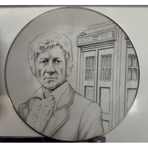 325 - A mixed lot including Dr. Who Tardis from Danbury Mint third doctors collectors plate, Dr. Who Radio... 