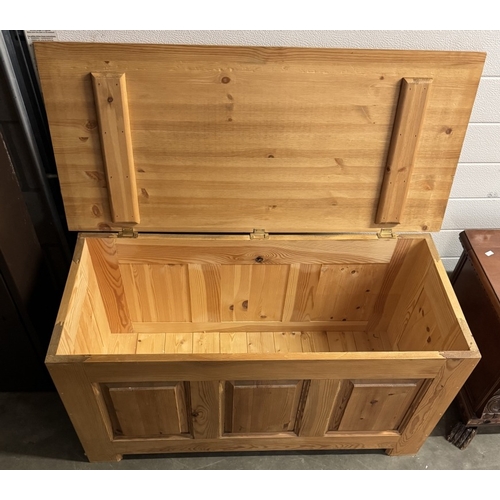 379 - A solid pine blanket/toy box COLLECT ONLY