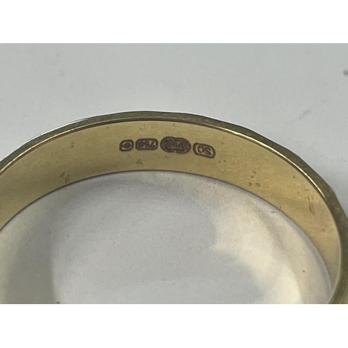 1015 - An 18ct gold wedding band, 4.6 grams, Size R.