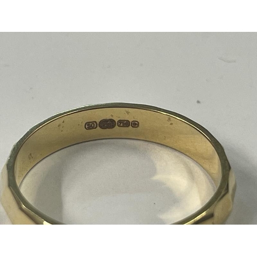 1015 - An 18ct gold wedding band, 4.6 grams, Size R.