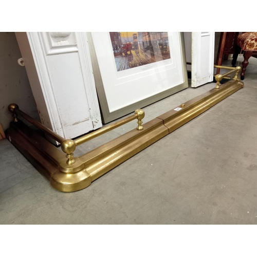 1467 - An extendable brass fender