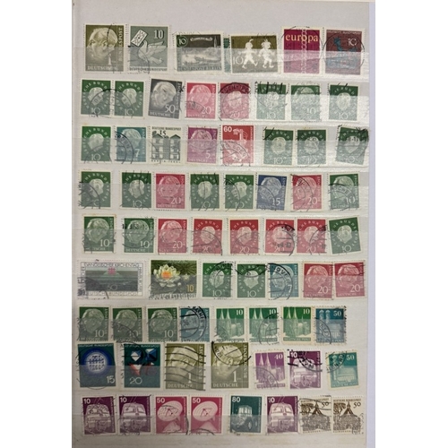 1200N - 5 stamp albums of world & German stamps