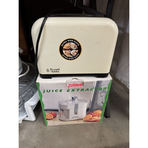 1654 - A Coopers halogen oven, Russell Hobbs toaster & a juice extractor COLLECT ONLY