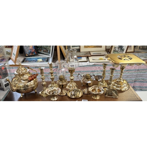 1856 - A Victorian brass trivet, 2 pairs of candlesticks & other brassware including oil lamps, kettle etc