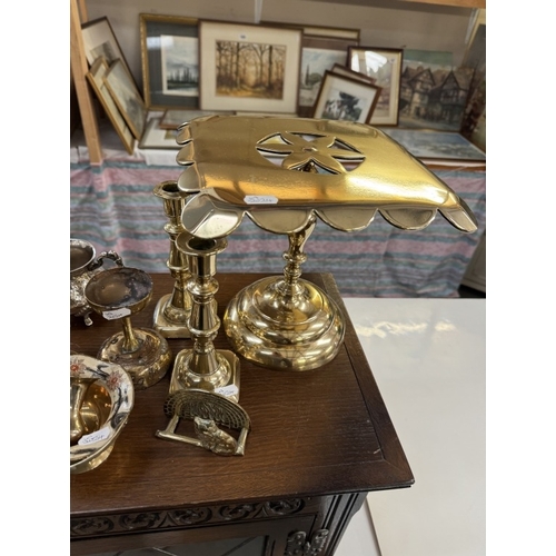 1856 - A Victorian brass trivet, 2 pairs of candlesticks & other brassware including oil lamps, kettle etc