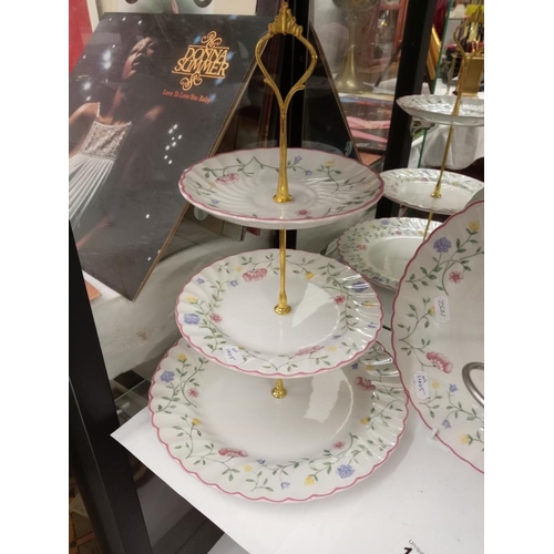 1681 - A quantity of cake stands COLLECT ONLY