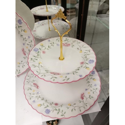 1681 - A quantity of cake stands COLLECT ONLY