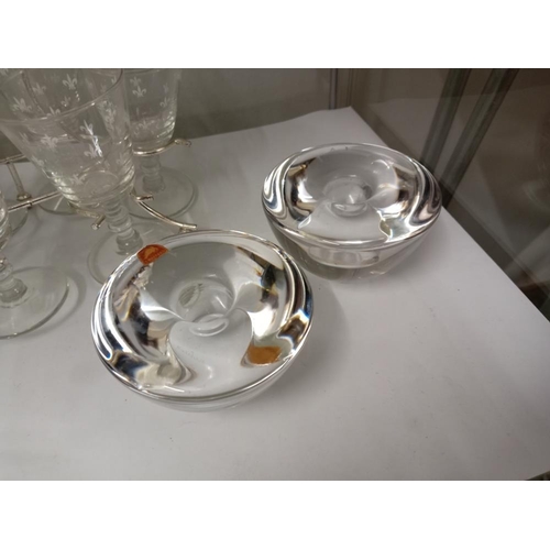 1688 - A pair of Orrefors candle holders & a set of 6 vintage glasses on a silver plated stand