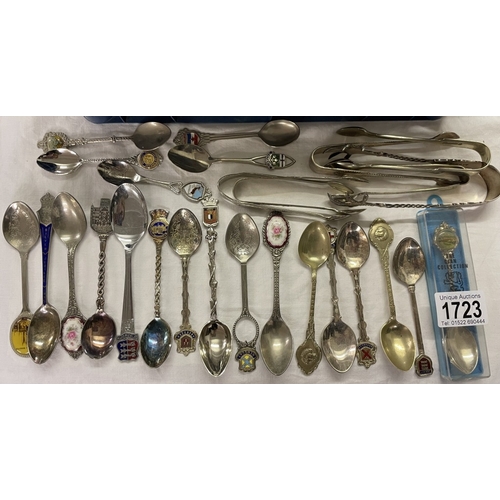 1723 - A quantity of tourist souvenir collectable teaspoons & sugar tongs