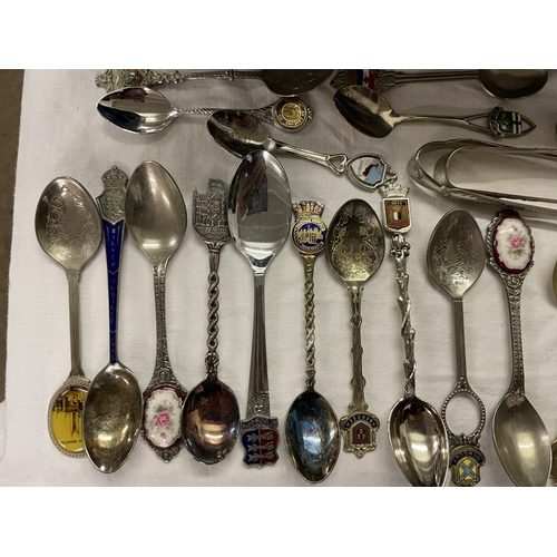 1723 - A quantity of tourist souvenir collectable teaspoons & sugar tongs