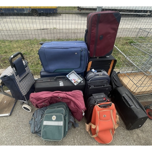 1824 - A large lot of travel suitcases & bags COLLECT ONLY