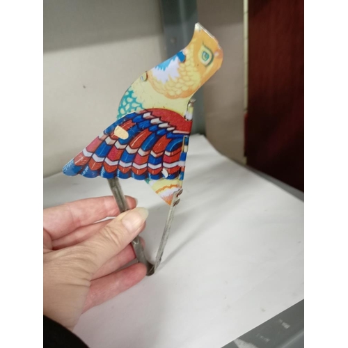 1779 - A vintage tin plate tweeting flapping squeeze tin toy bird