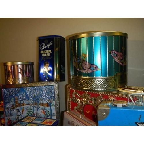 1636 - A mixed lot of collector's tins.