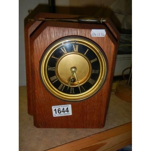 1644 - A 1920's oak mantel clock.