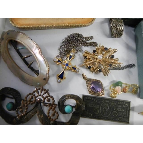 1885 - A good lot of assorted costume jewelry.