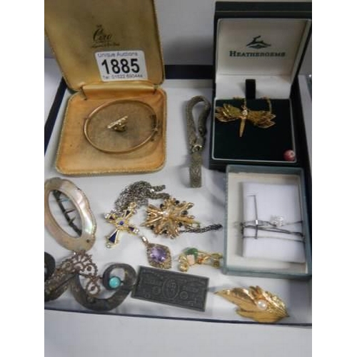 1885 - A good lot of assorted costume jewelry.