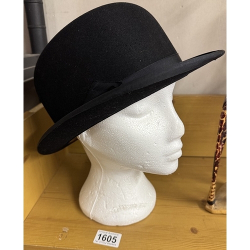 1605 - A Dunn & Co London 'The perfectas hat' bowler hat (long oval) in very good condition