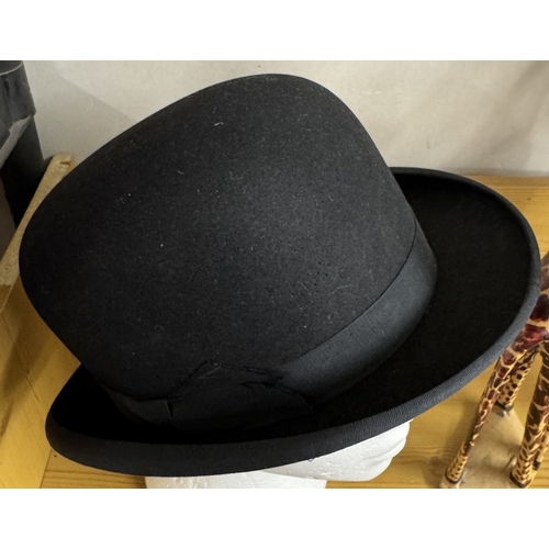 1605 - A Dunn & Co London 'The perfectas hat' bowler hat (long oval) in very good condition