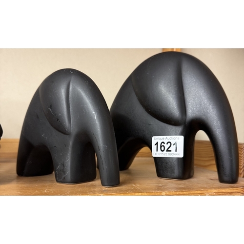 1621 - 5 elephant figures