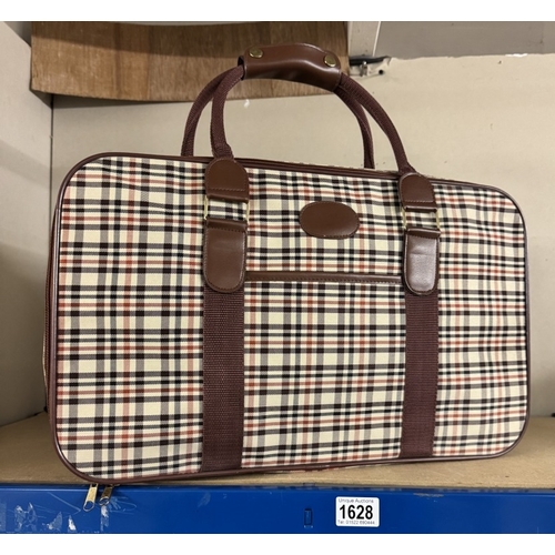 1628 - A Burberry style ladies case/holdall in excellent condition