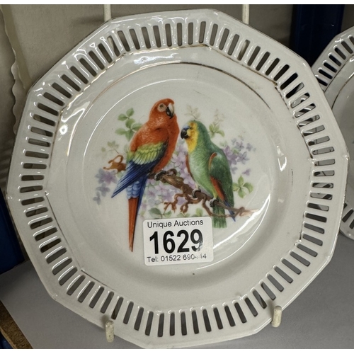 1629 - A pair of Bavarian ribbon plates depicting parrots