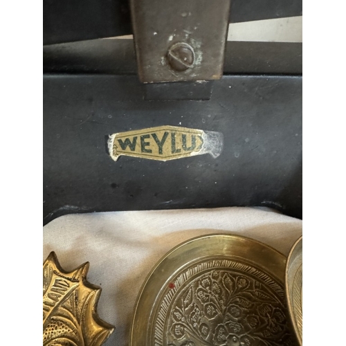 1733 - Vintage cast iron Weylux kitchen scales with brass pan, weights & a selection of brass items