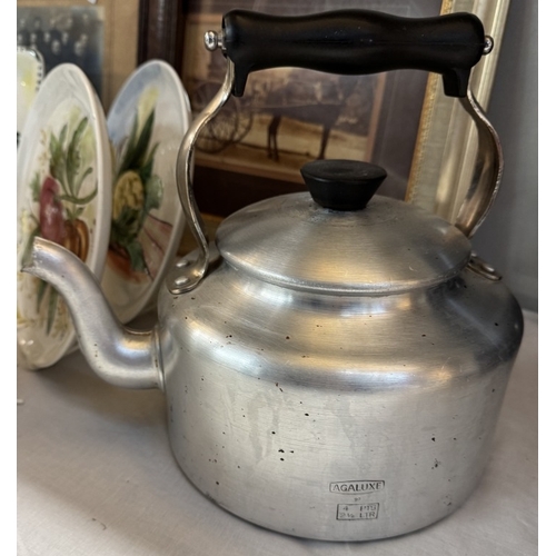 1737 - A vintage brown enamel stove kettle & an Agaluxe 4 pint aga aluminium kettle