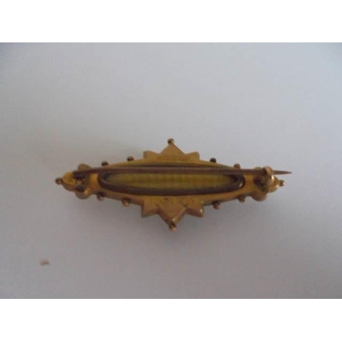 18 - A Victorian 9ct gold brooch in original case, 3.7 grams.