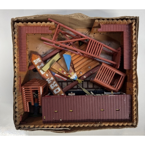 1754 - A vintage boxed Comansi cowboys & Indians plastic Fort Grant. Box A/F