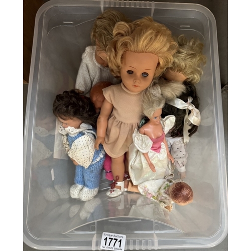 1771 - A box of vintage Dolls including Mattel 1966 Sindy