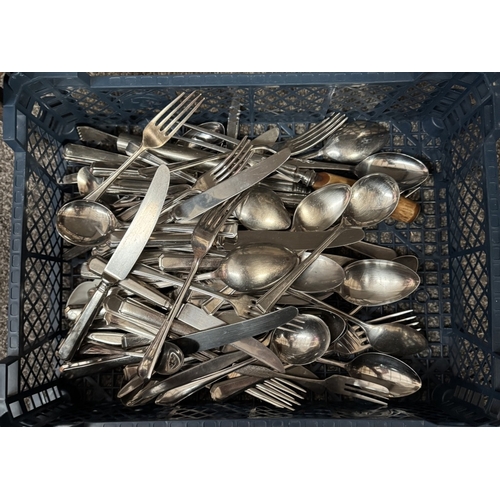 1820 - 2 trays of stainless steel cutlery & kitchen knives