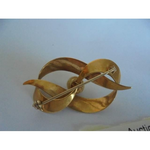 30 - A 9ct gold brooch (3.48 grams) and a yellow metal brooch.