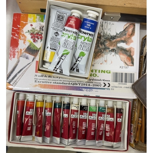 1704 - A good selection of artist materials