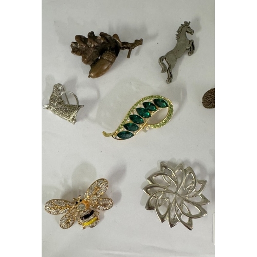 1795 - A selection of decorative brooches