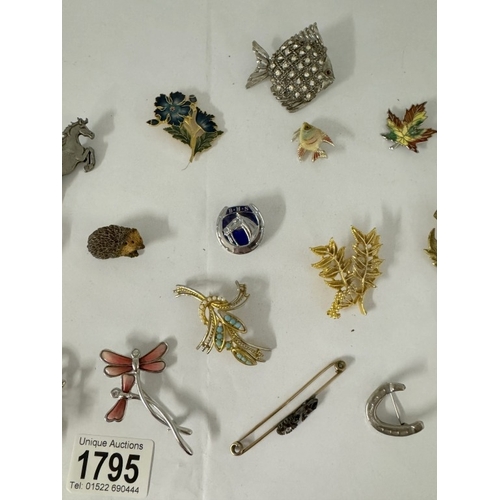 1795 - A selection of decorative brooches